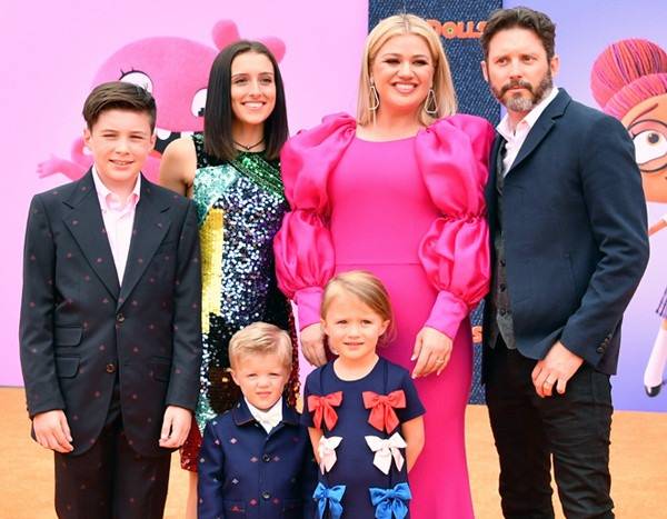 Kelly Clarkson Brings All 4 Kids to UglyDolls Premiere – E! NEWS